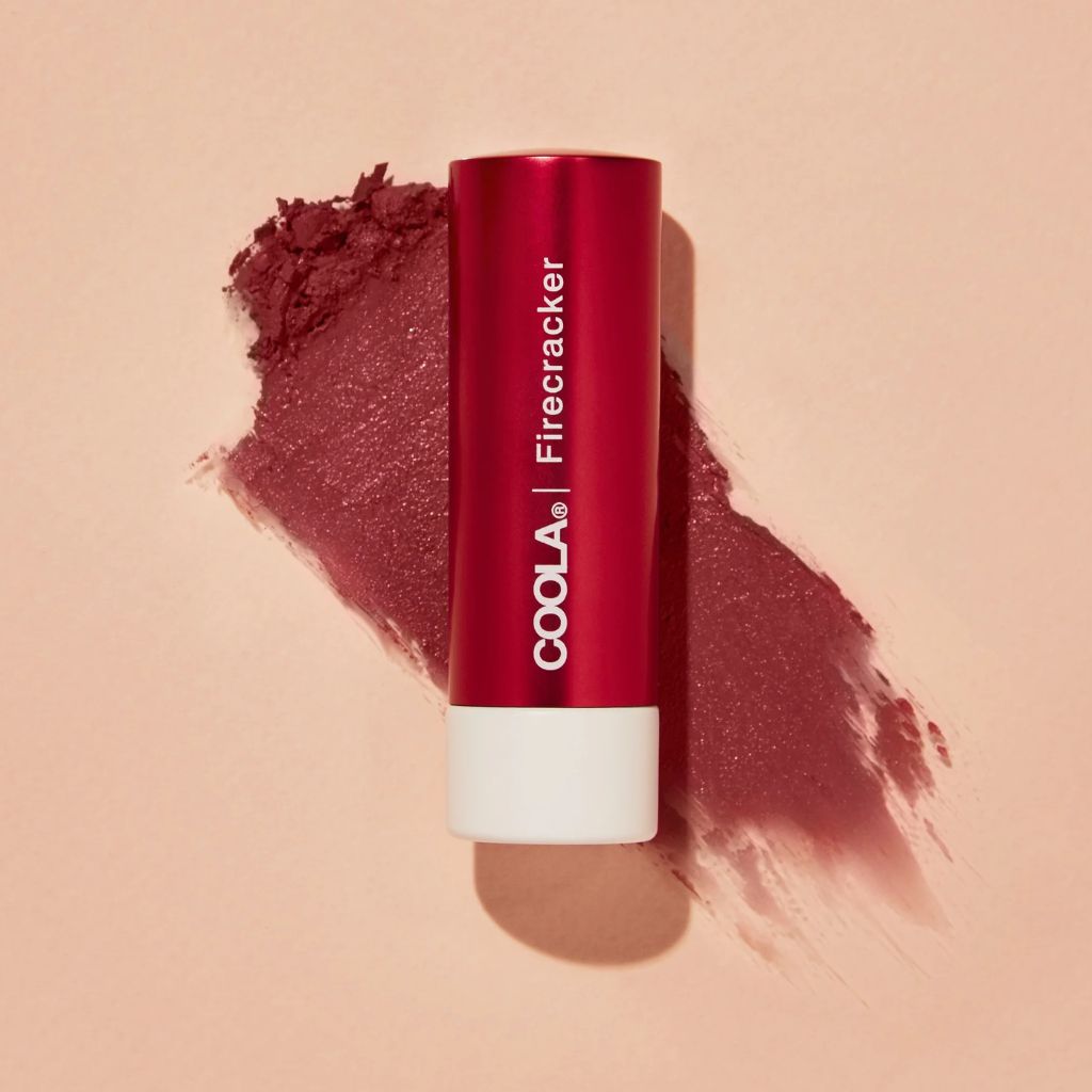 COOLA Mineral Liplux Tinted Lip Balm SPF 30 – Firecracker – miljöbild