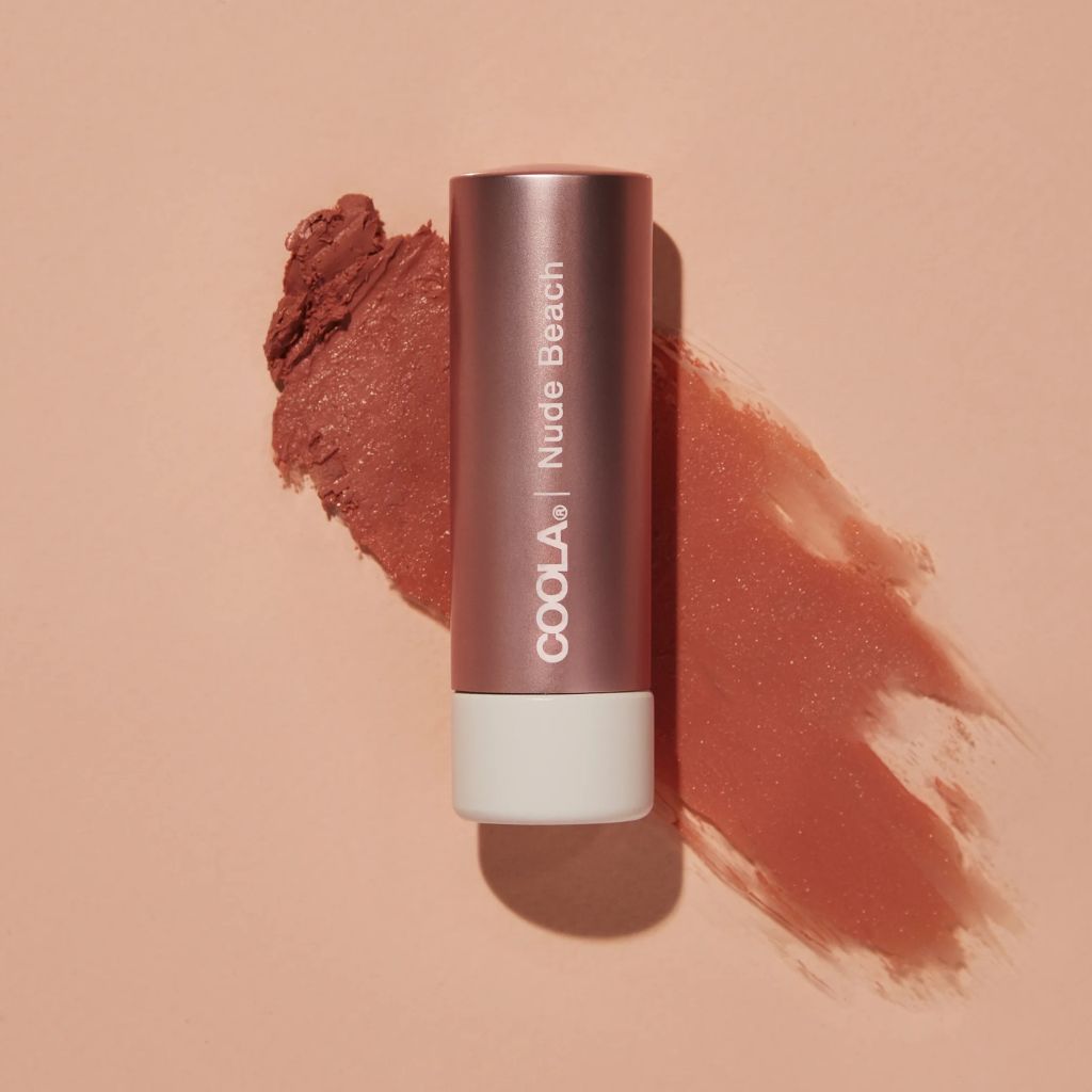 COOLA Mineral Liplux Tinted Lip Balm SPF 30 – Nude Beach – miljöbild