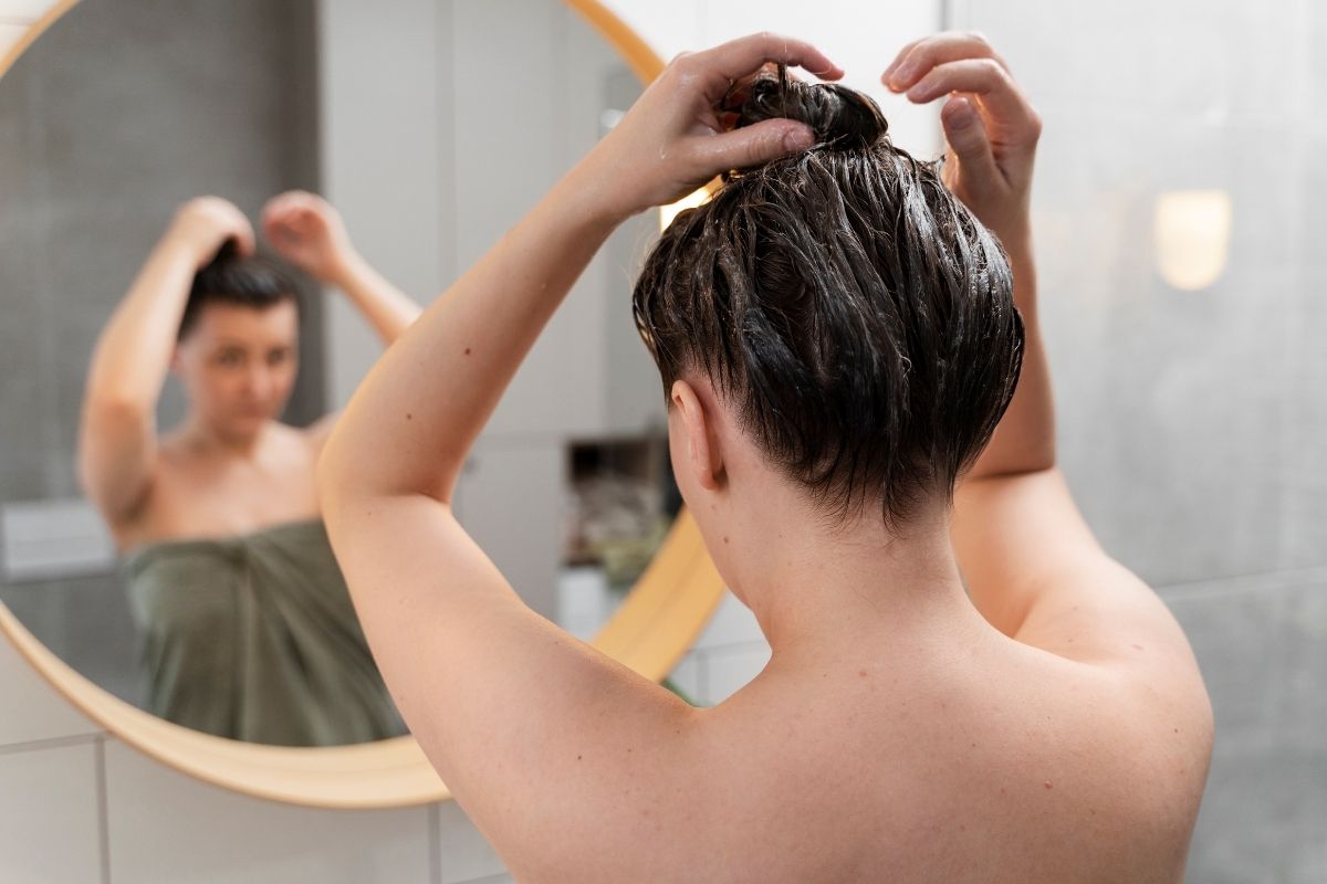 Guide: Ge håret nytt liv med naturliga hårmasker och oljor