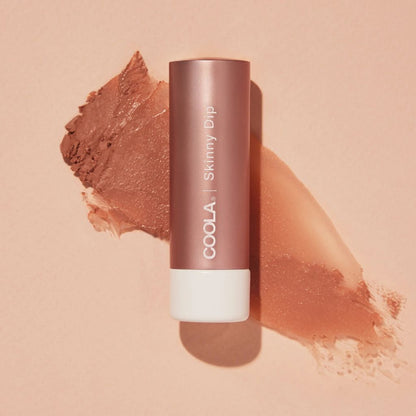 COOLA Mineral Liplux Tinted Lip Balm SPF 30 – Skinny Dip – miljöbild